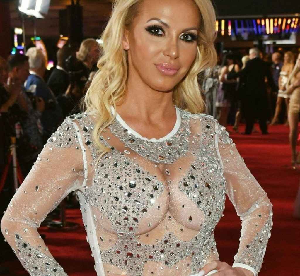 Nikki Benz dans une robe transparente à Las Vegas