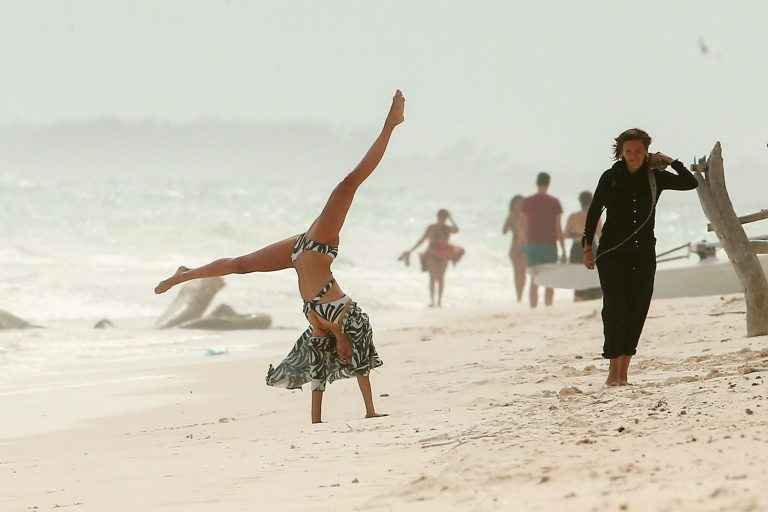 Nina Dobrev en bikini à Tulum, Mexique