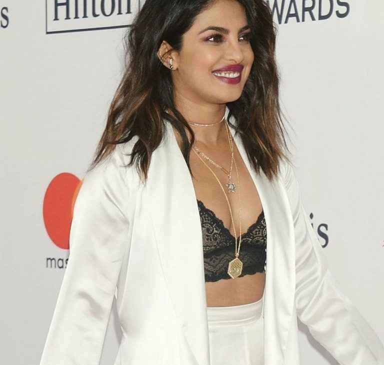 Priyanka Chopra exhibe son soutien-gorge aux Pré-Grammy 2018