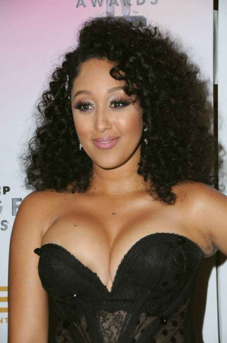 Tamera Mowry Hously ouvre le décolleté aux NAACP Awards