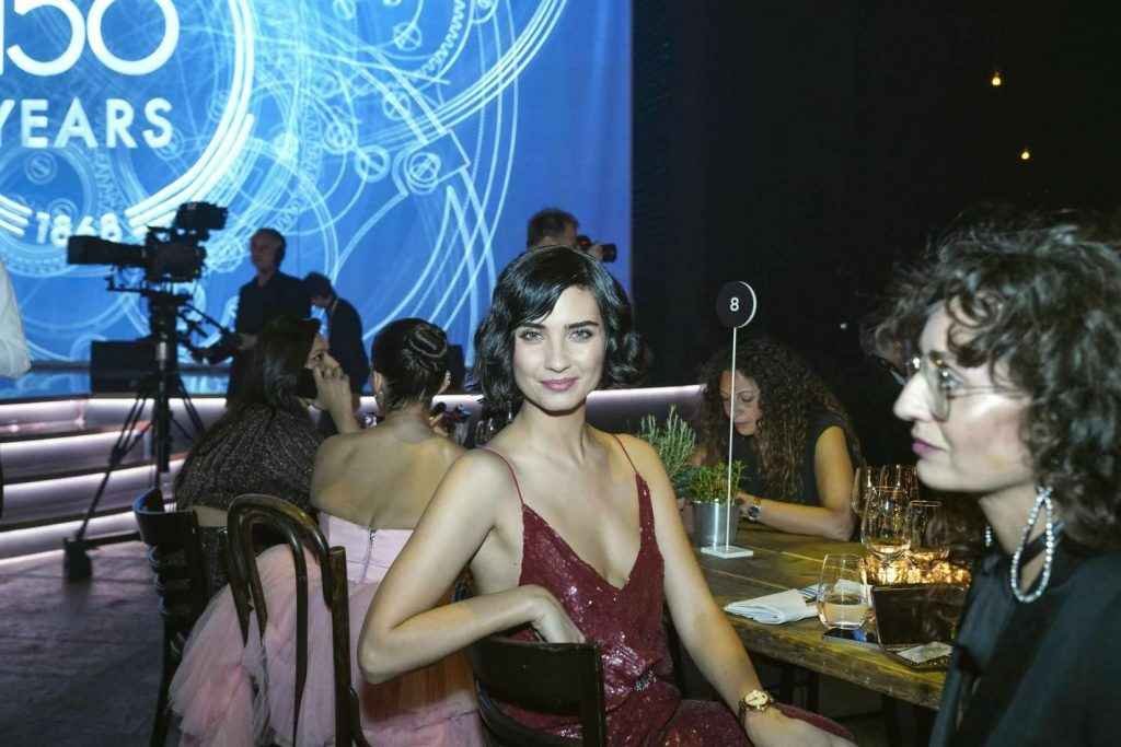 Tuba Buyukustun ouvre le décolleté à Genève