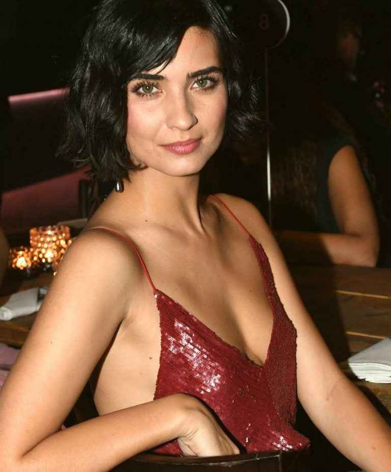 Tuba Buyukustun ouvre le décolleté à Genève