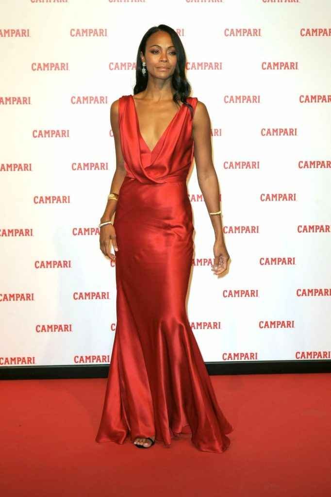 Zoe Saldana ouvre le décolleté pour Campari à Milan