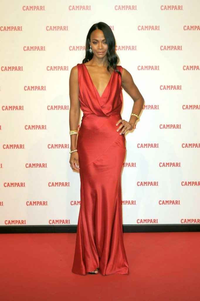 Zoe Saldana ouvre le décolleté pour Campari à Milan