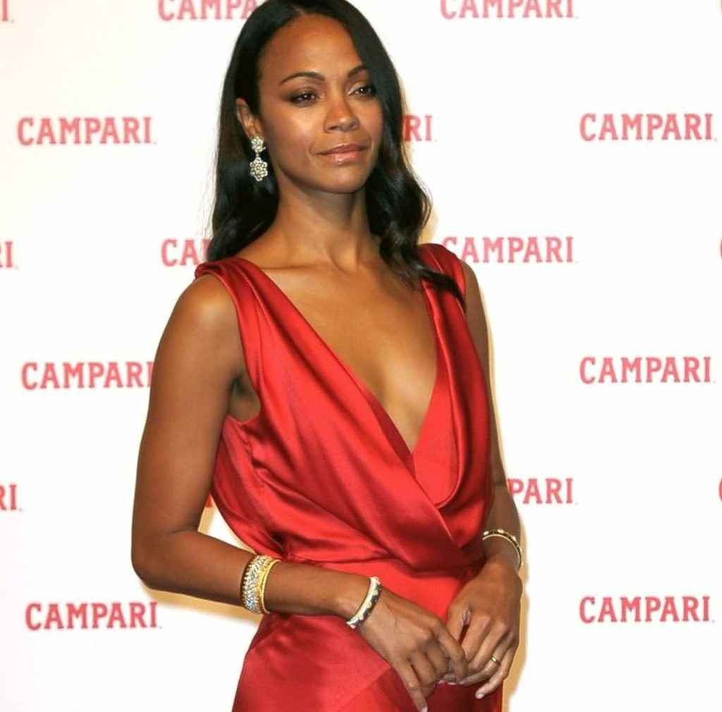 Zoe Saldana ouvre le décolleté pour Campari à Milan