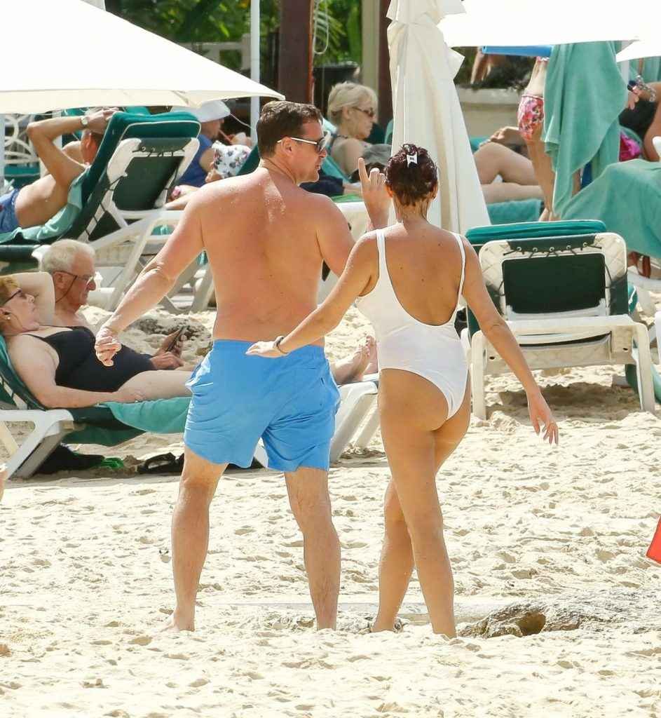 Amy Childs en maillot de bain à La Barbade