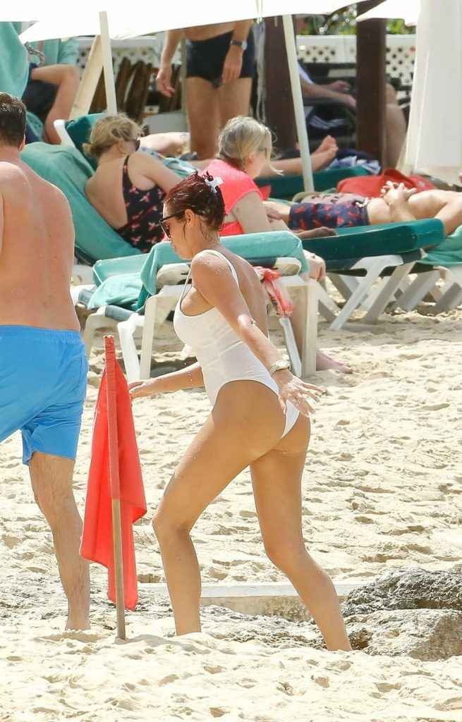 Amy Childs en maillot de bain à La Barbade