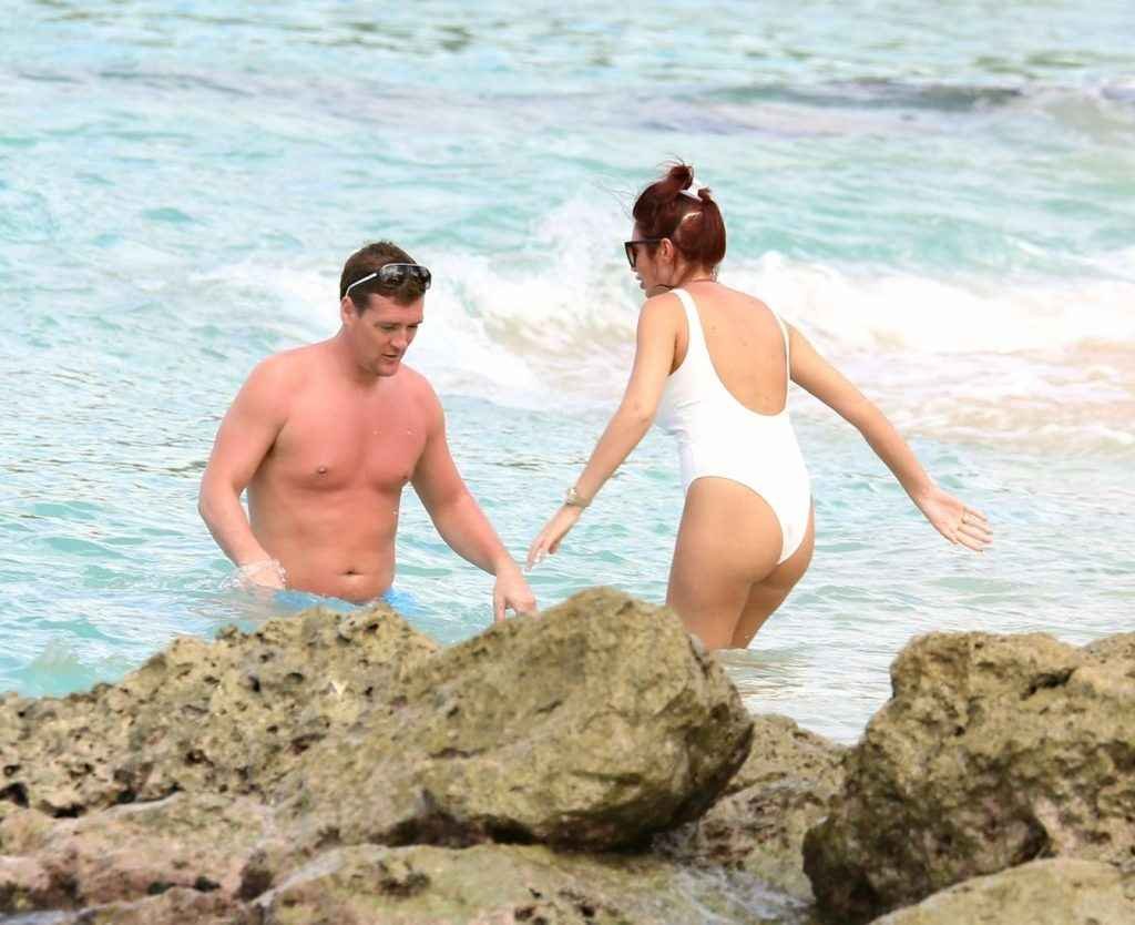 Amy Childs en maillot de bain à La Barbade