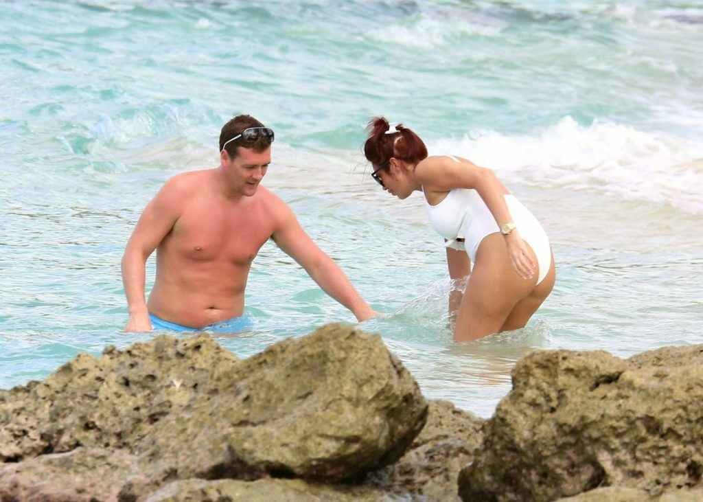 Amy Childs en maillot de bain à La Barbade