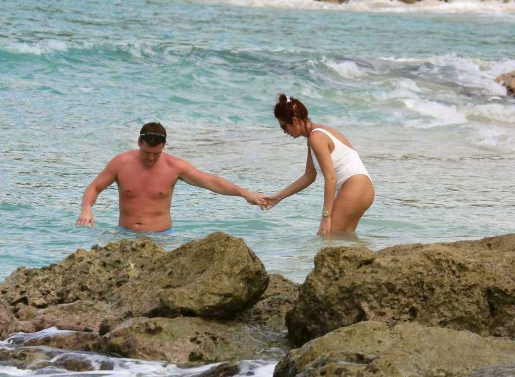 Amy Childs en maillot de bain à La Barbade