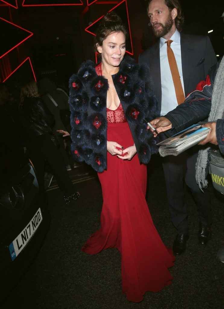 Anna Friel exhibe son décolleté aux Brit Awards