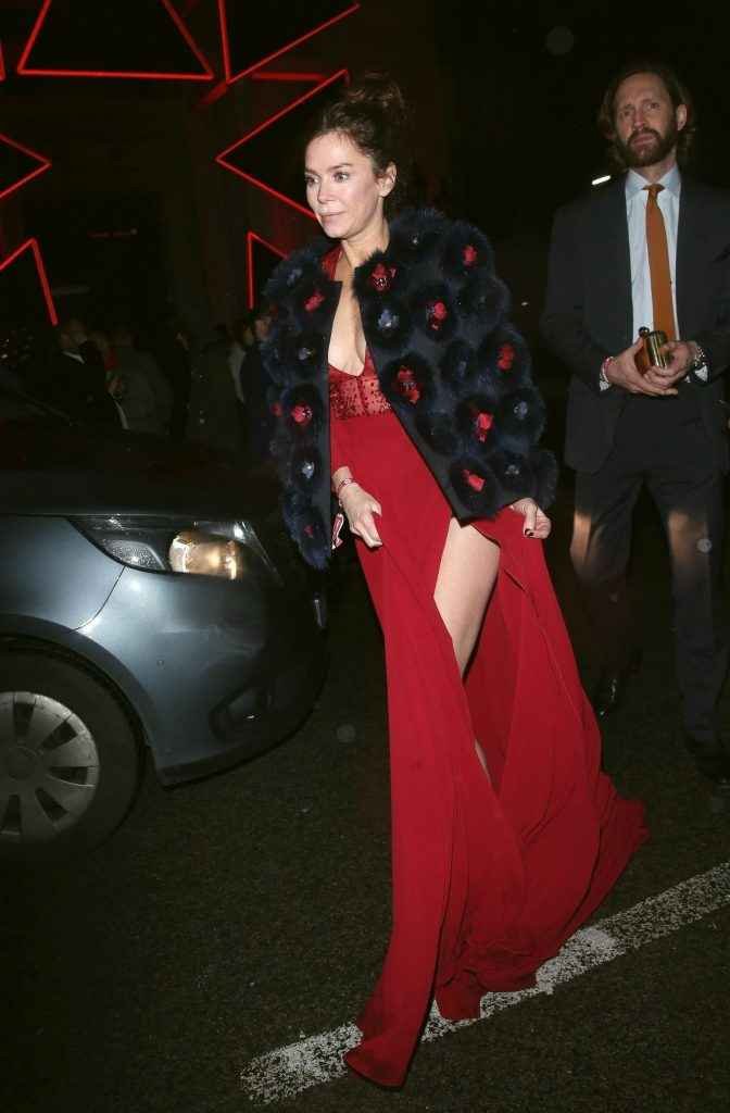 Anna Friel exhibe son décolleté aux Brit Awards