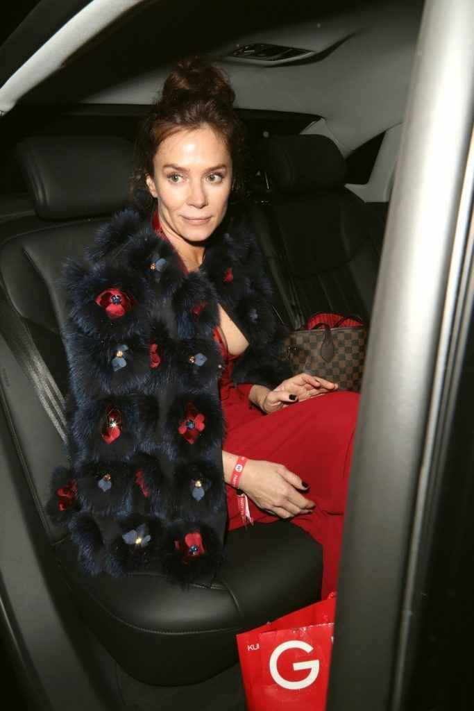 Anna Friel exhibe son décolleté aux Brit Awards