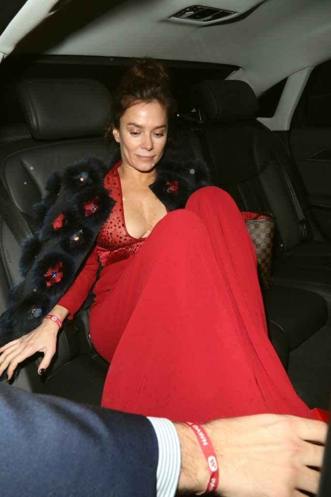 Anna Friel exhibe son décolleté aux Brit Awards