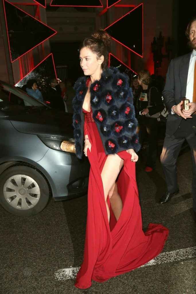 Anna Friel exhibe son décolleté aux Brit Awards