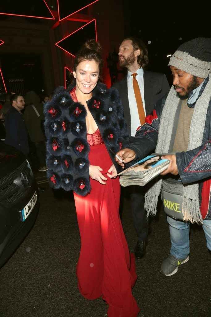 Anna Friel exhibe son décolleté aux Brit Awards