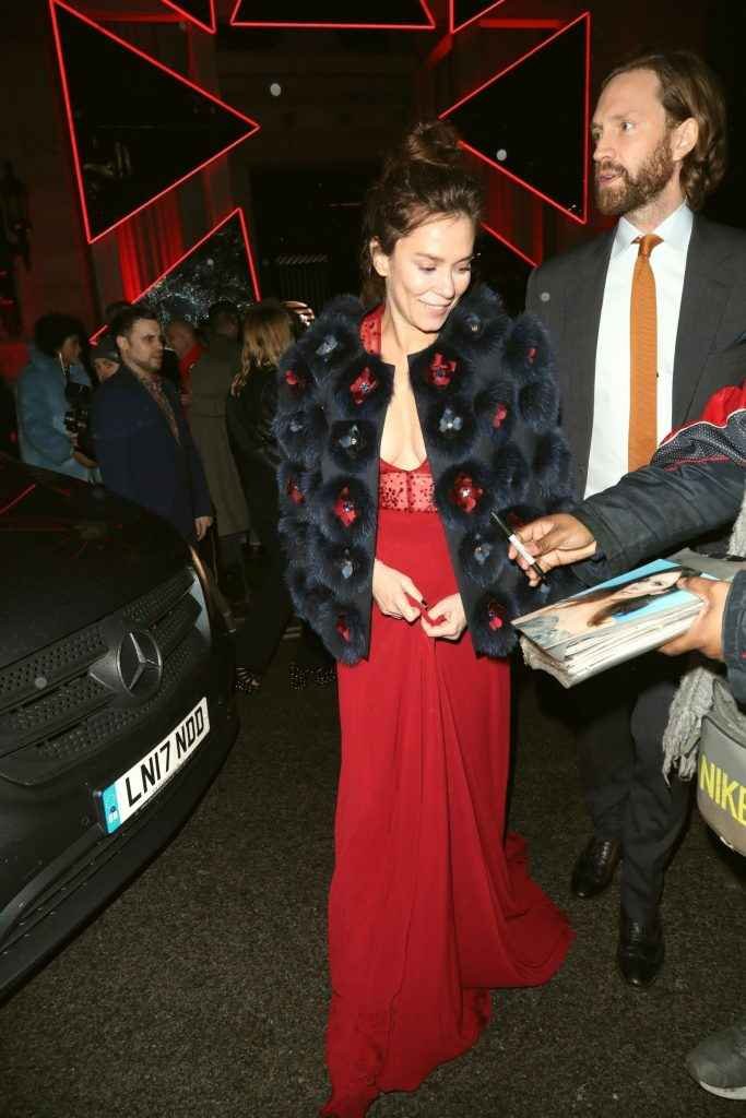 Anna Friel exhibe son décolleté aux Brit Awards