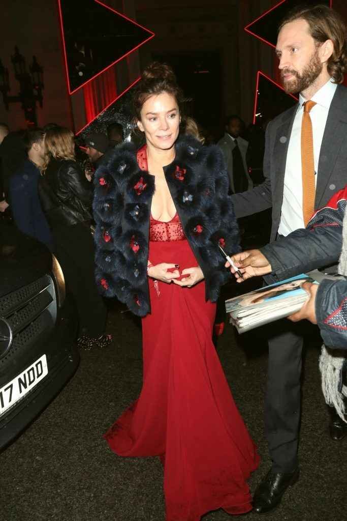 Anna Friel exhibe son décolleté aux Brit Awards