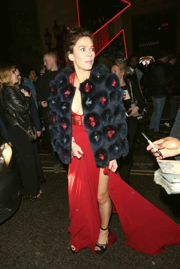 Anna Friel exhibe son décolleté aux Brit Awards