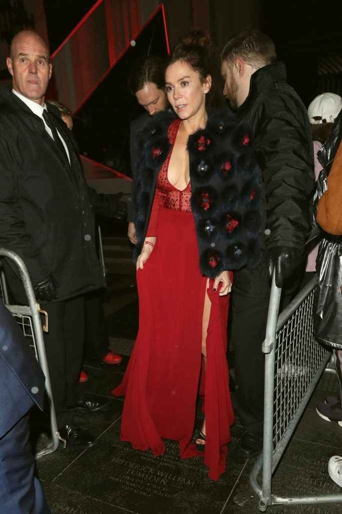 Anna Friel exhibe son décolleté aux Brit Awards