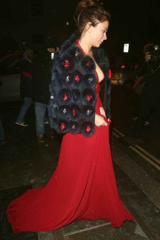 Anna Friel exhibe son décolleté aux Brit Awards