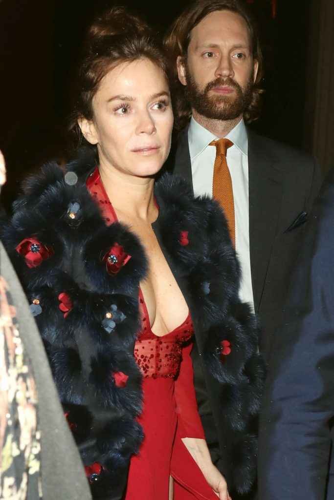 Anna Friel exhibe son décolleté aux Brit Awards