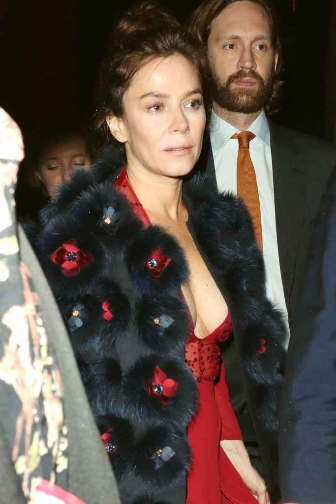 Anna Friel exhibe son décolleté aux Brit Awards