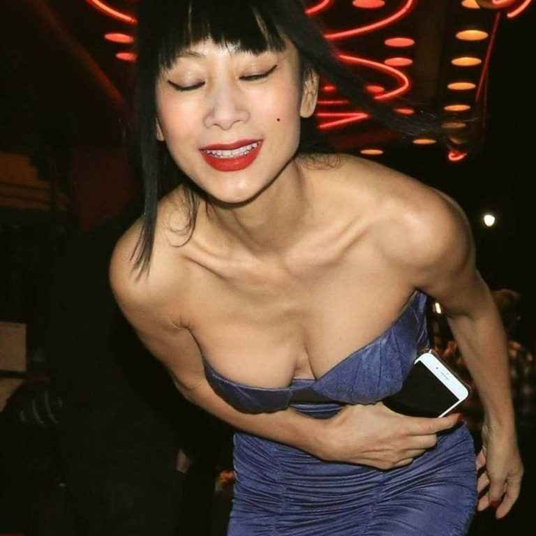 Bai Ling exhibe son décolleté à Los Angeles