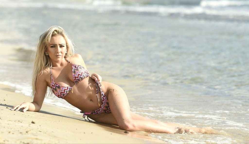 Beth Morgan en bikini en Espagne