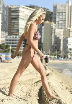 Beth Morgan en bikini en Espagne