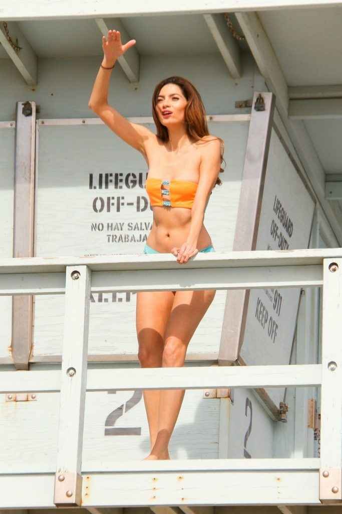 Blanca Blanco dans un bikini bi-colore à Malibu