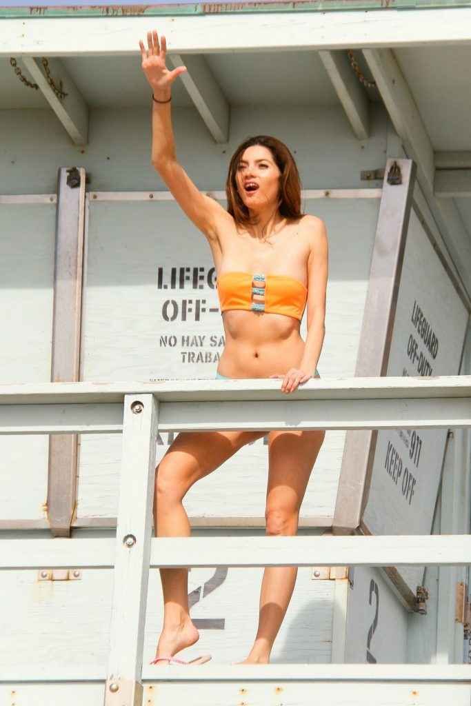 Blanca Blanco dans un bikini bi-colore à Malibu