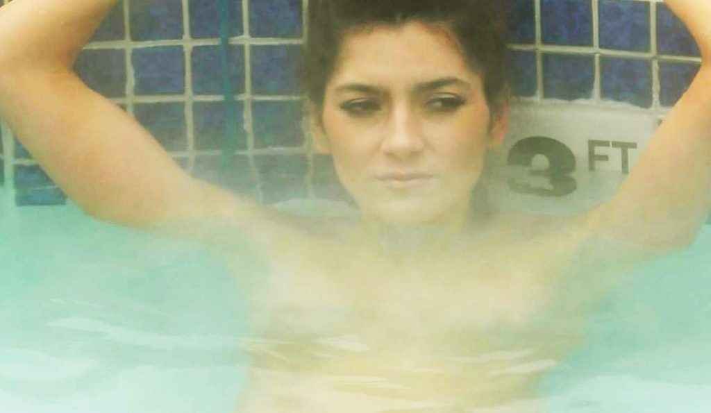 Blanca Blanco seins nus à la piscine de son hotel