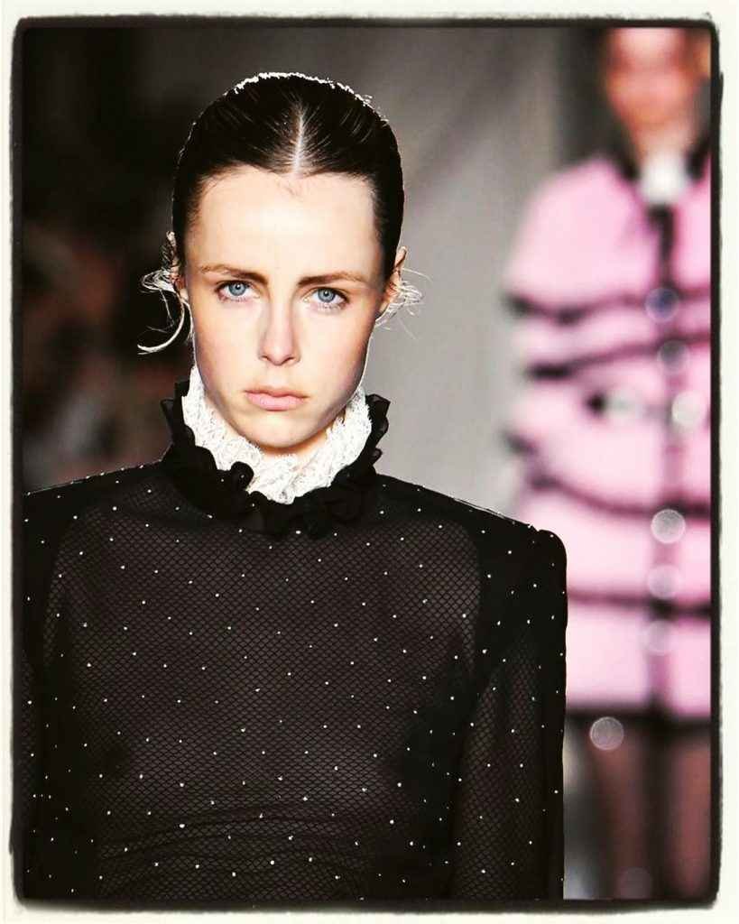 Edie Campbell seins nus à la Fashion Week de Milan