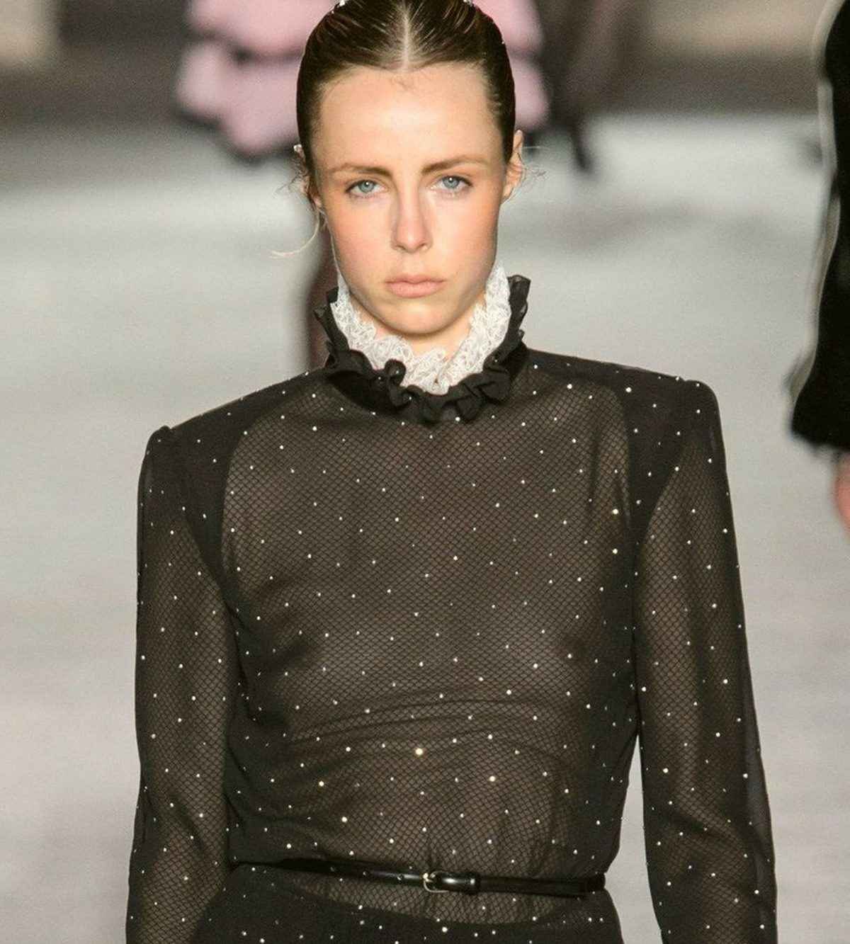 Edie Campbell seins nus à la Fashion Week de Milan