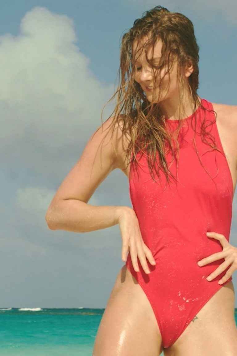 Eniko Mihalik en maillot de bain pour Solid and Striped