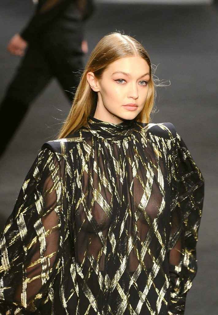 Gigi Hadid seins nus par transparence à Milan