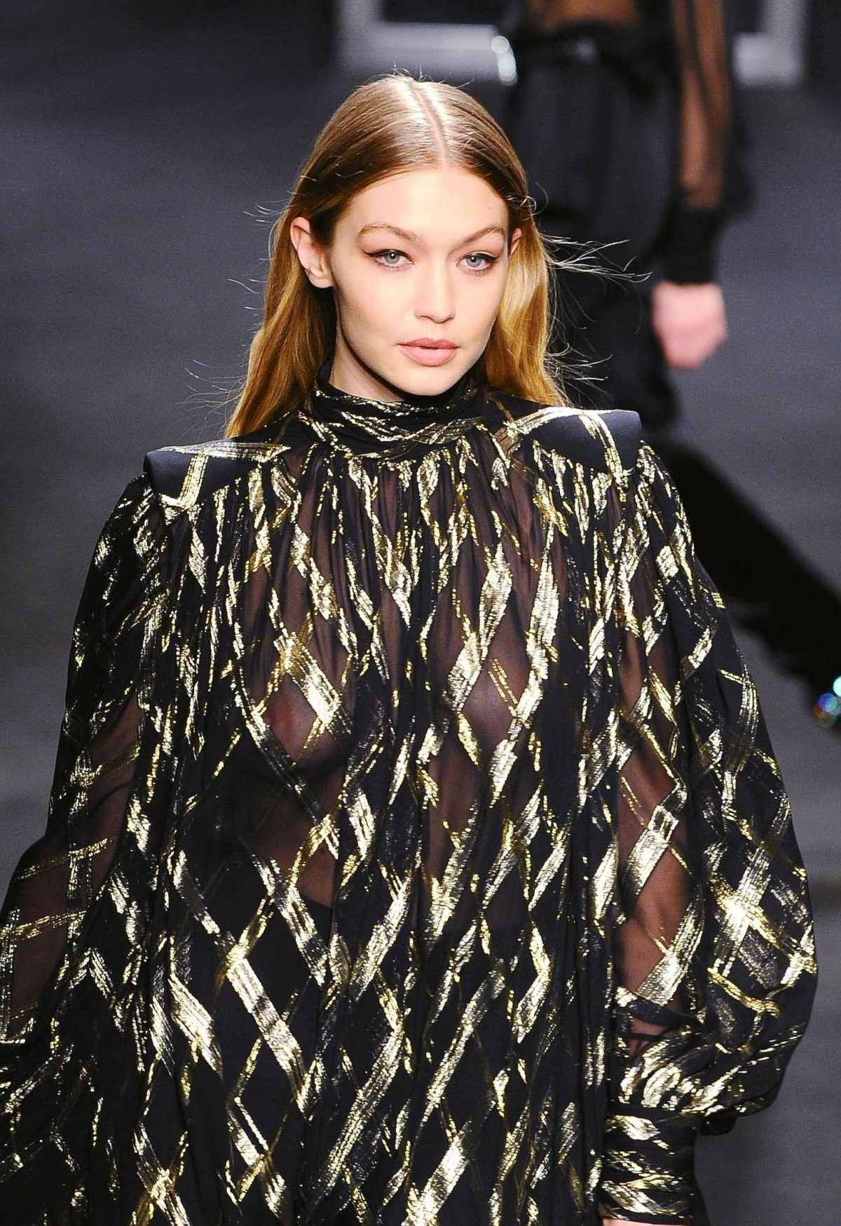 Gigi Hadid seins nus par transparence à Milan