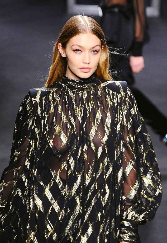 Gigi Hadid seins nus par transparence à Milan