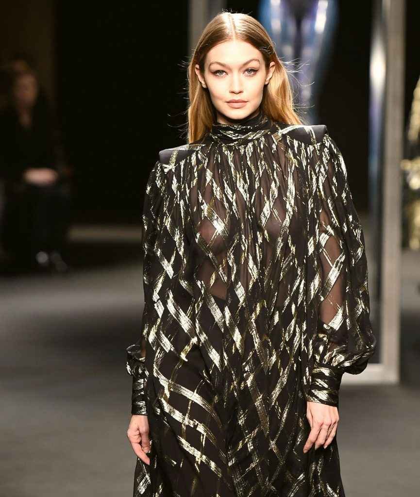 Gigi Hadid seins nus par transparence à Milan