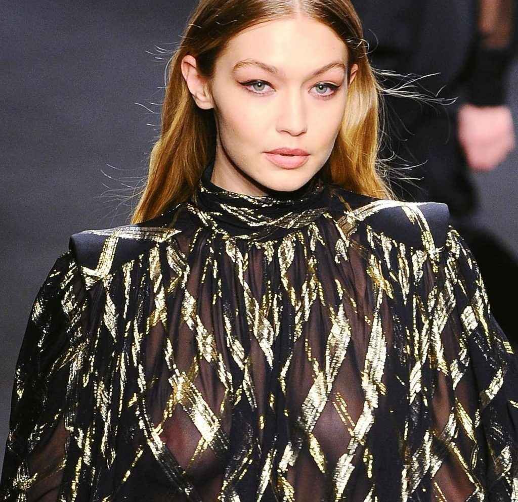 Gigi Hadid seins nus par transparence à Milan