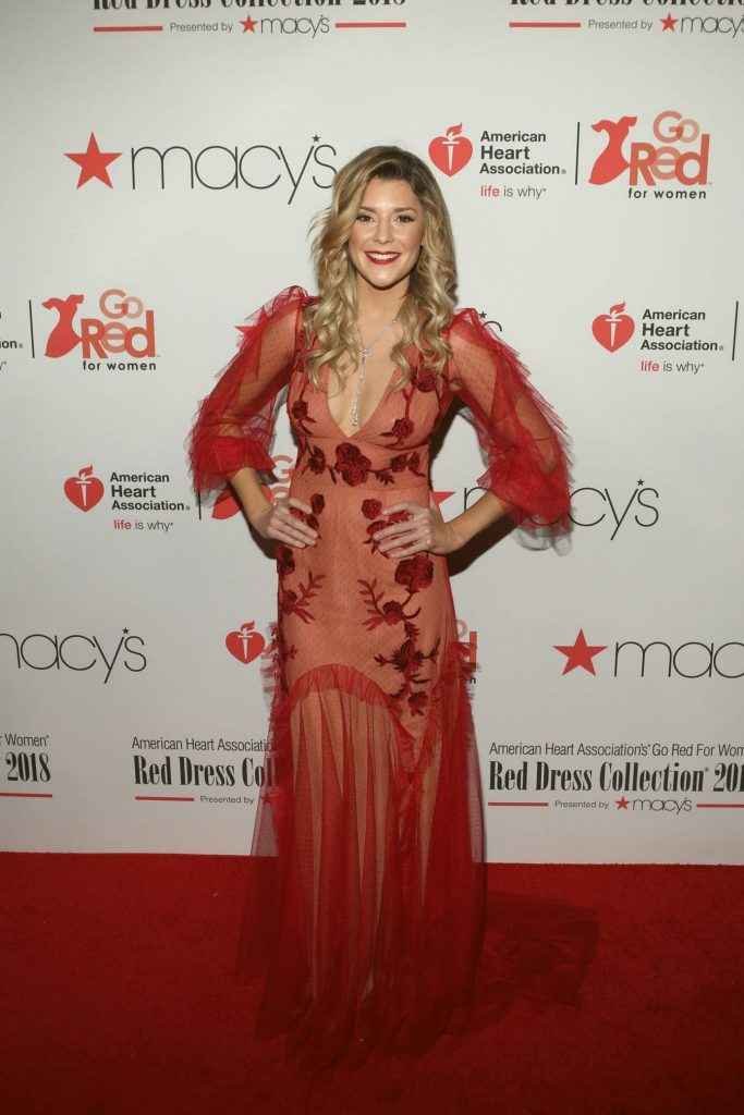 Grace Helbig ouvre le décolelté pour Go Red for Women