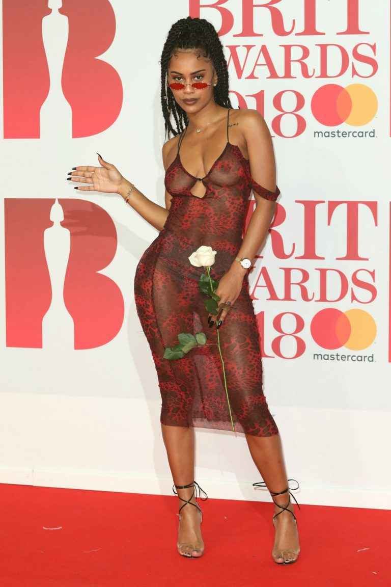 IAMDDB seins nus aux Brit Awards