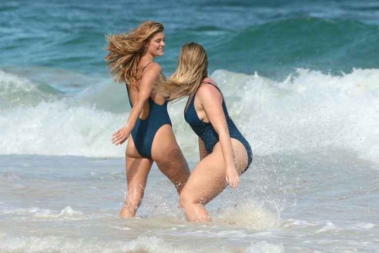 Nina Agdal et Iskra Lawrence en maillot de bain à Tulum