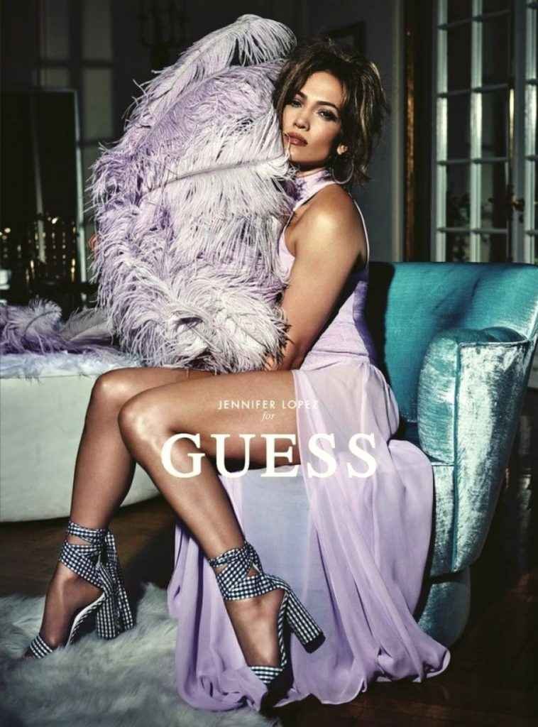 Jennifer Lopez pose dans Guess Mag