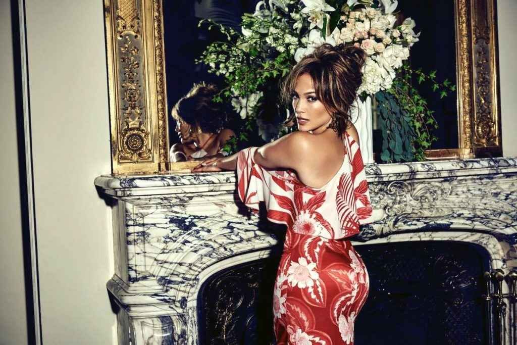 Jennifer Lopez pose dans Guess Mag