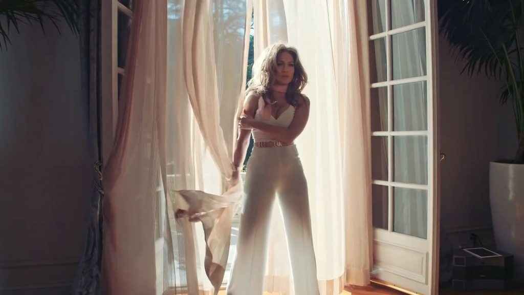 Jennifer Lopez pose dans Guess Mag