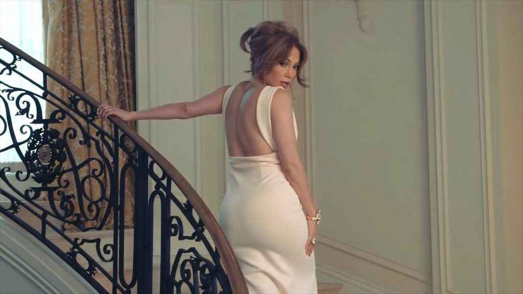 Jennifer Lopez pose dans Guess Mag