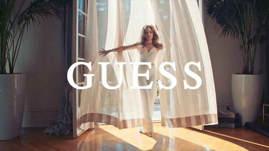 Jennifer Lopez pose dans Guess Mag