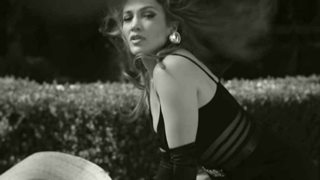 Jennifer Lopez pose dans Guess Mag